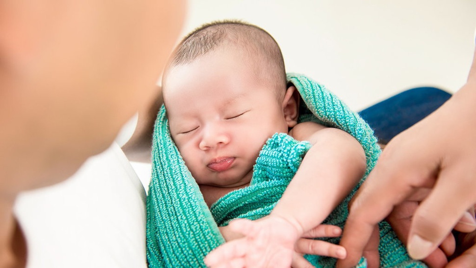 Tips, Manfaat, dan Waktu yang Tepat Mencukur Rambut Bayi