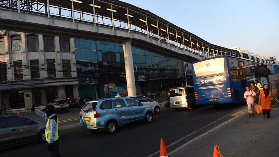 2019/07/26/skybridge-stasiun-lrt-velodrome-tirto-mico-1.jpg