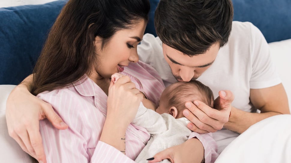 Tips & Panduan Bagi Ibu Positif COVID-19 Saat Memberi Asi ke Bayi
