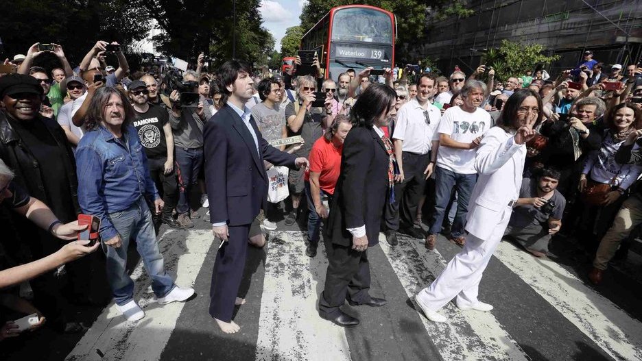 Fans Penuhi Abbey Road dalam Peringatan 50 Tahun Foto The Beatles