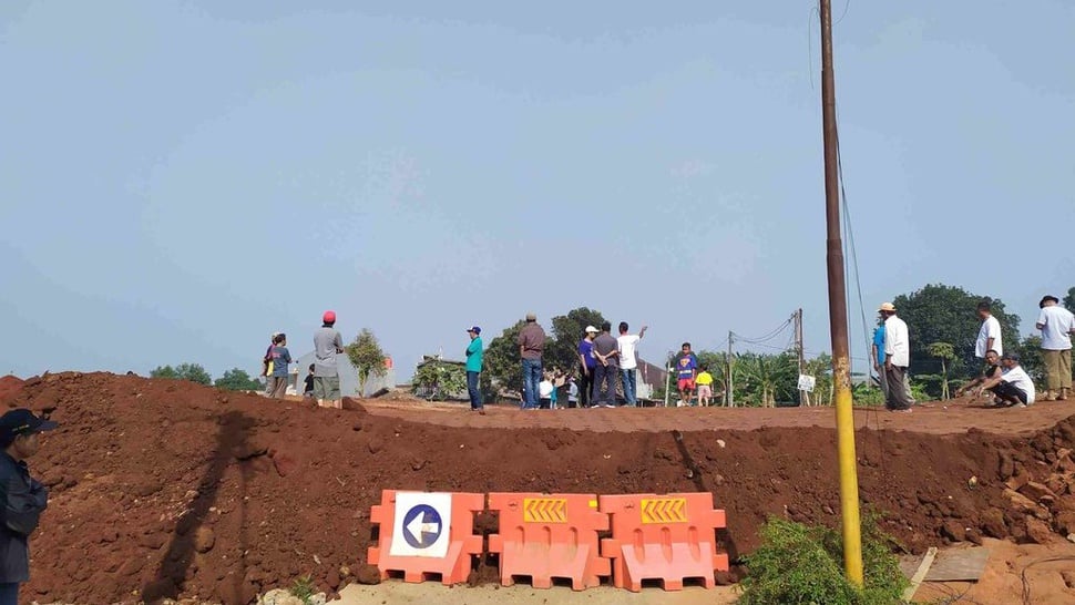Warga Depok Blokade Proyek Tol Desari Akibat Akses Jalan Ditutup