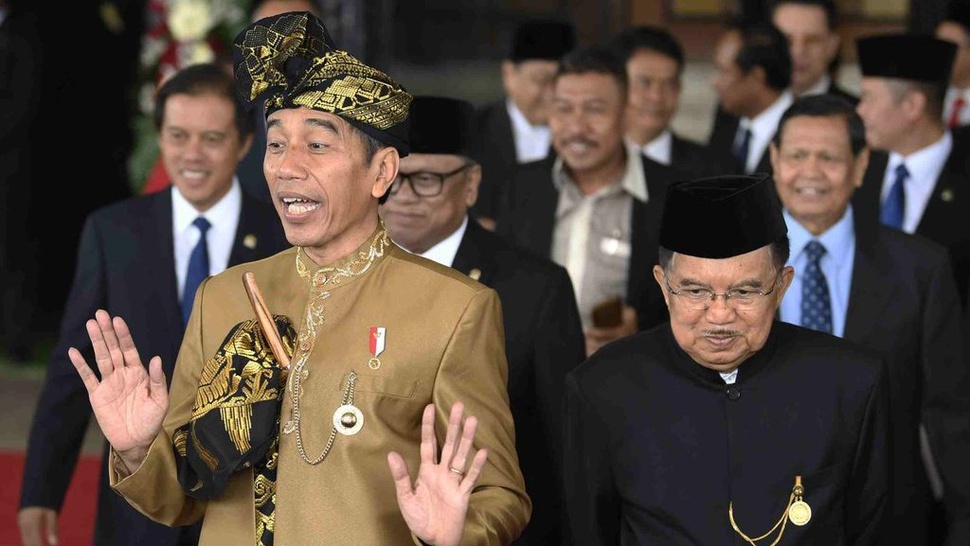 Jokowi Sempatkan Bertemu Warga Sebelum Penurunan Bendera di Istana