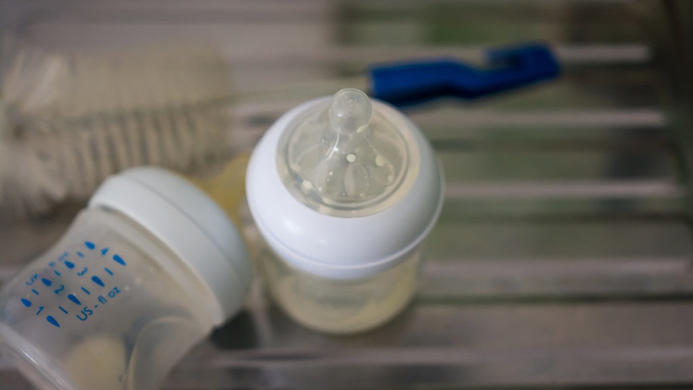 Cara Mencuci Botol Susu Bayi dan Tips Mensterilisasi Dot yang Aman