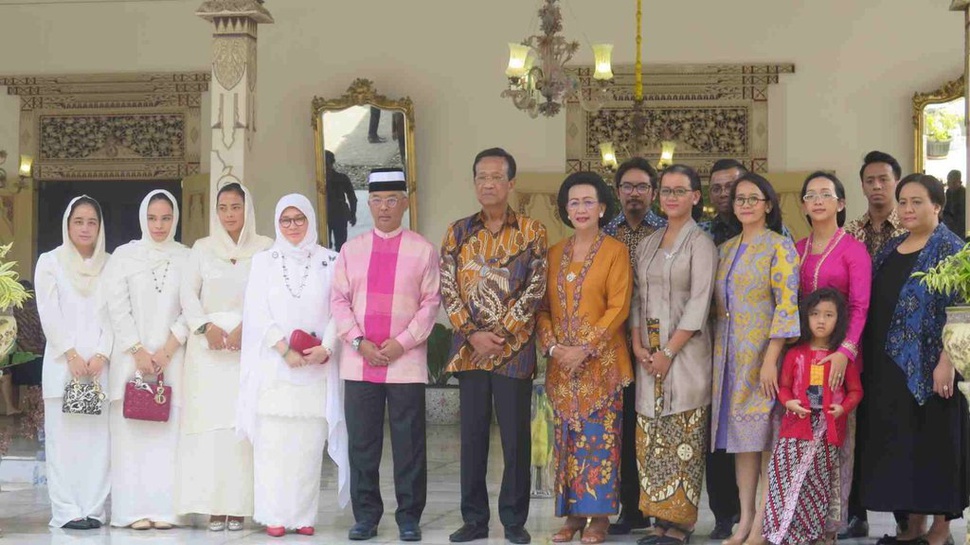Permaisuri Raja Malaysia Membatik Saat Kunjungi Sri Sultan HB X