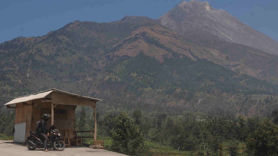 Gunung Merapi Meletuskan Awan Panas Setinggi 3 Km