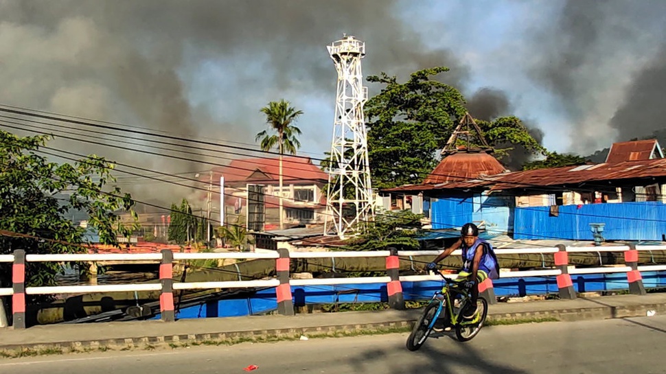 10 Truk TNI Evakuasi 1000 Demonstran di Kantor Gubernur Papua