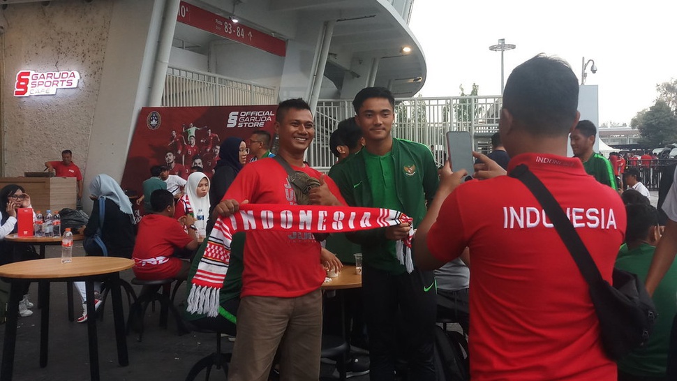 Jadi Penonton Indonesia vs Malaysia, Garuda Muda Disapa Suporter