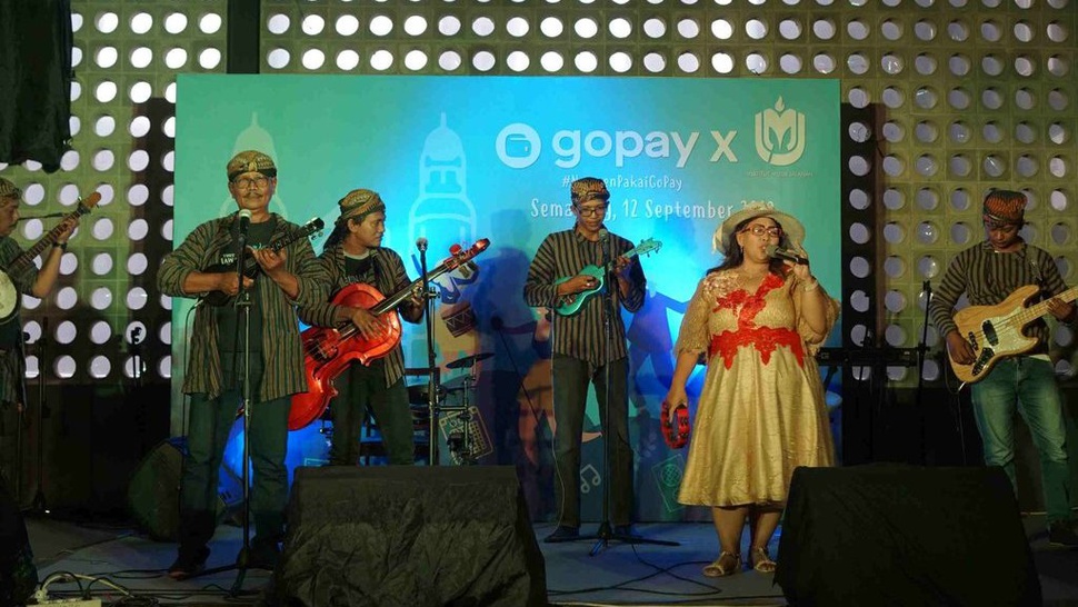 GoPay Berikan QR ke 100 Musikus Jalanan agar Bisa Terima Nontunai