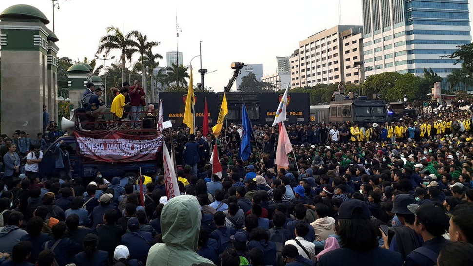 Demo di Depan Gedung DPR RI Ricuh, Mahasiswa Jebol Pagar