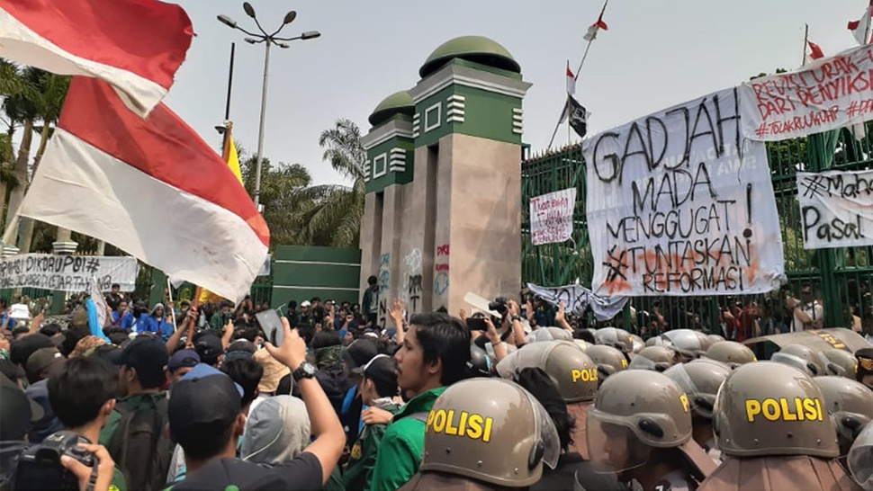 Demo Mahasiswa DPR Sempat Ricuh, Ada Aksi Lempar Botol