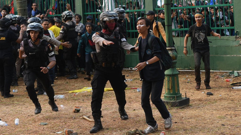 Brimob & TNI Menuju DPR dari Polda Metro Jaya Halau Demo Mahasiswa