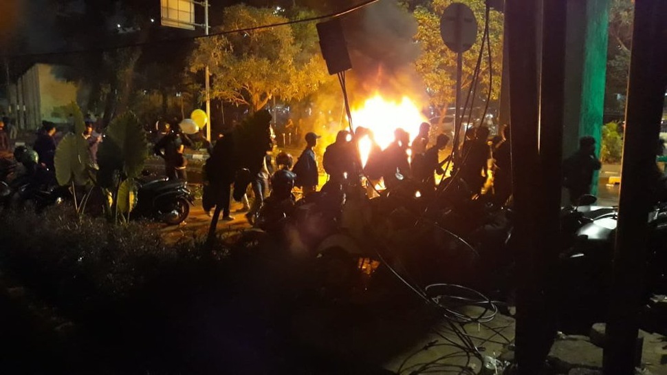 Demo di DPR Ricuh, Pos Polisi Palmerah Dibakar Massa