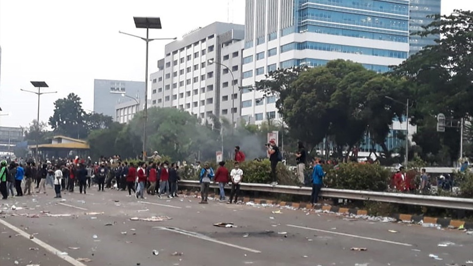 Lanjutkan Demo DPR, Mahasiswa UNJ Bertahan di Persimpangan Slipi