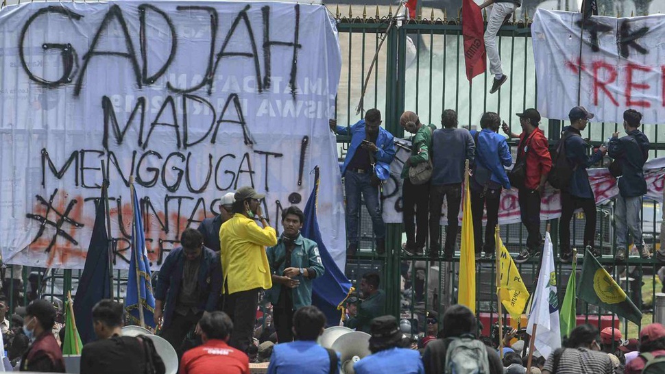 Setelah Mahasiswa Dipukul Mundur, Barisan Buruh Maju ke Gedung DPR