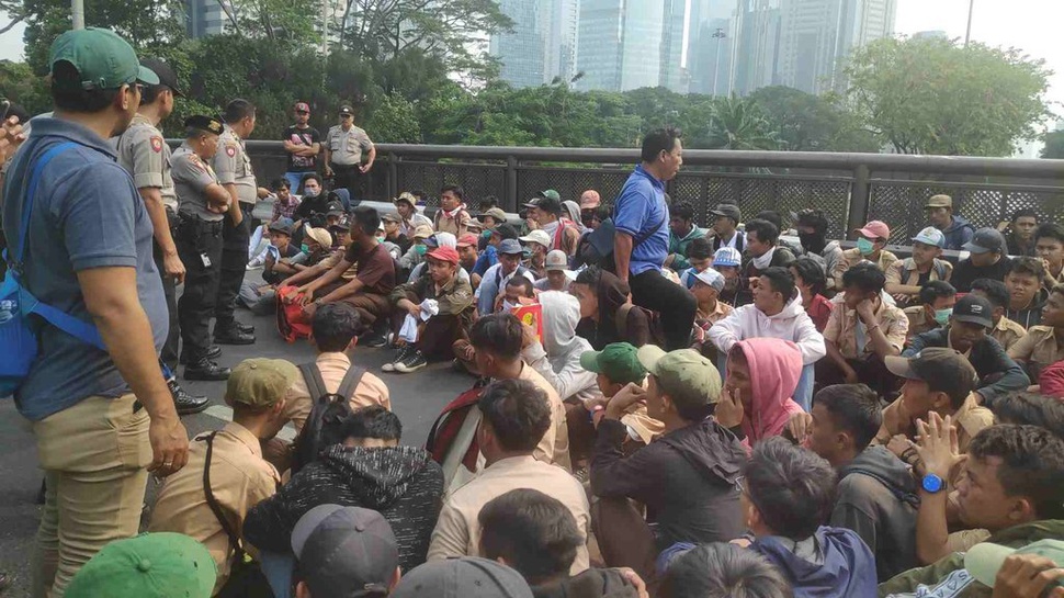 Polisi di Semanggi Blokade Puluhan Pelajar yang Akan ke Gedung DPR