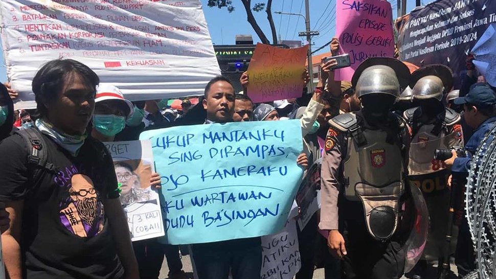 Demo Surabaya Hari Ini: Jurnalis Bawa Poster Sindir Polisi