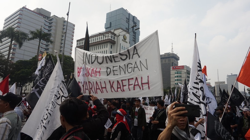 Massa Alumni 212 Serukan Turunkan Jokowi Saat Demonstrasi