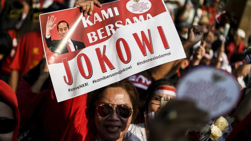 Jokowi di Depan Relawan Politiknya Pamer Program Vaksinasi