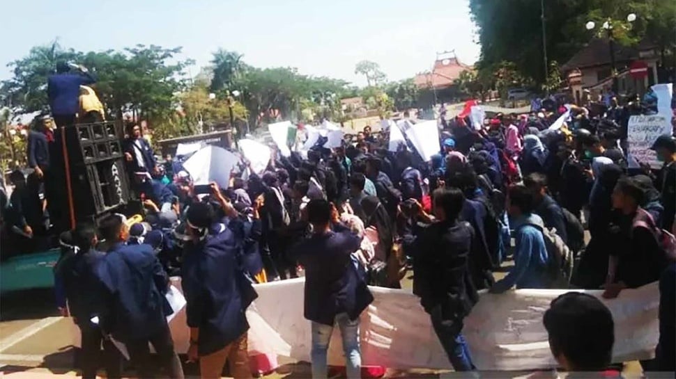 Demo Mahasiswa Madura Tuntut Penguatan KPK & Tunda RUU Kontroversi