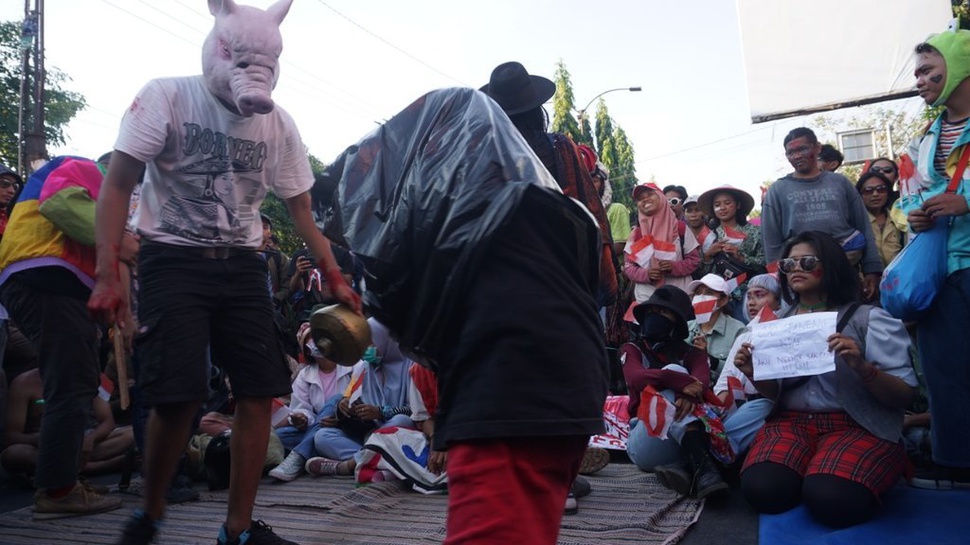 Para Seniman Muda Turun Aksi Gejayan, Kritik DPR Pakai Topeng Babi
