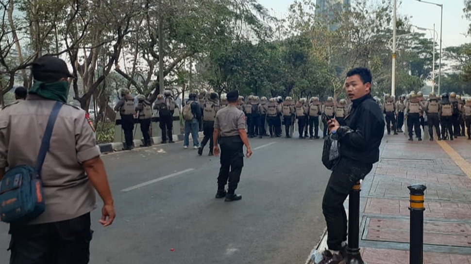 Polisi Bubarkan Massa di Belakang Gedung DPR dengan Gas Air Mata