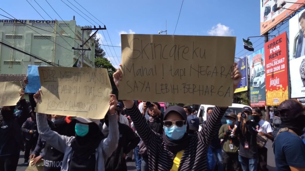 Demo Gejayan Memanggil 2: Ada Warung yang Putar Lagu Perjuangan