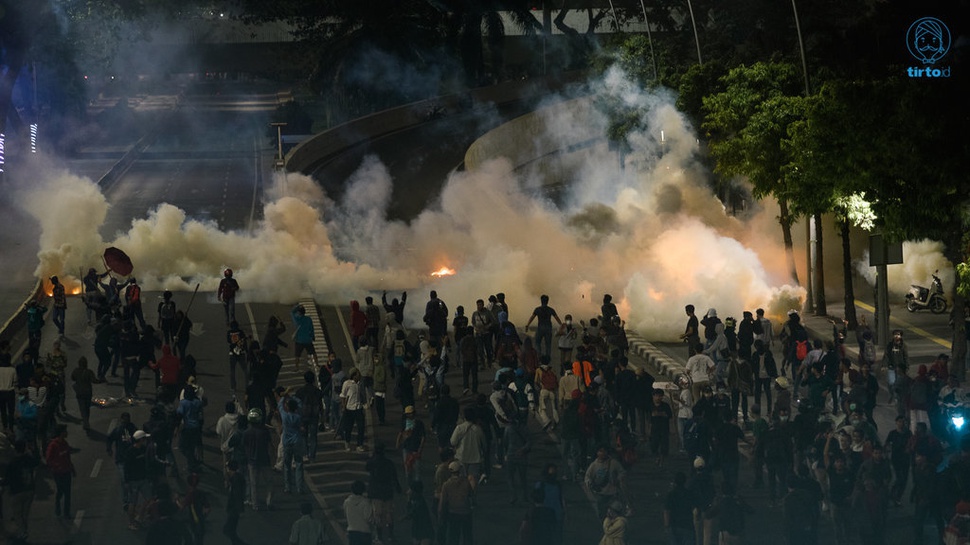 Kesaksian Demonstran saat Polisi 'Hujani' Gas Air Mata ke Atma Jaya