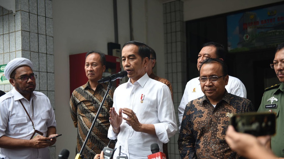 Jokowi Minta Pengamanan Menteri Diperketat Usai Penusukan Wiranto
