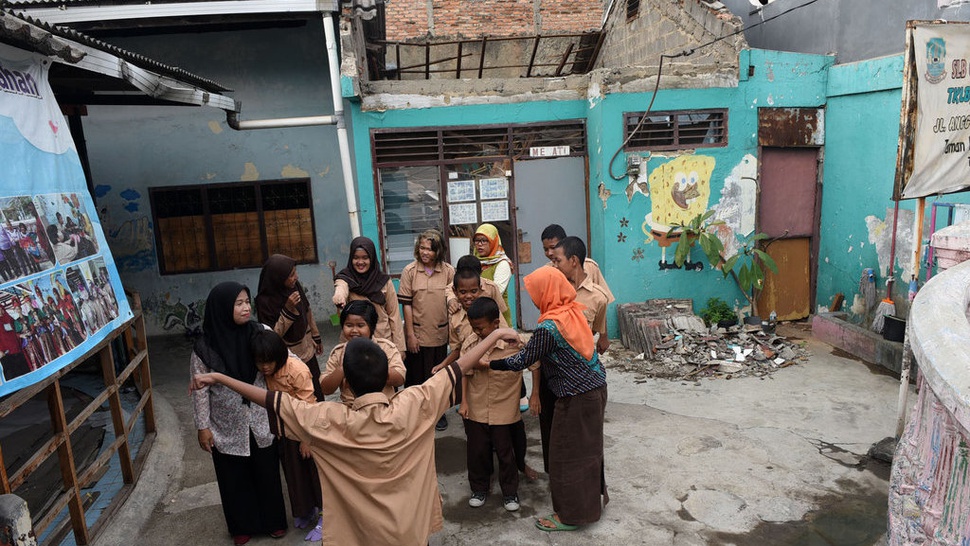 2019/10/18/gedung-sekolah-ambruk-di-bekasi-tirto-mico-2.jpg