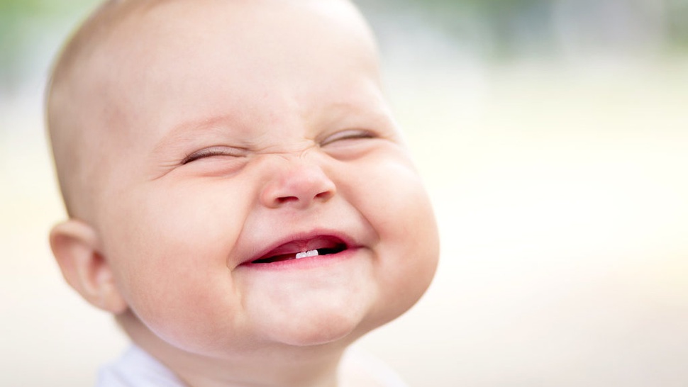 Tips Memberikan MPASI untuk Bayi yang Sedang Tumbuh Gigi