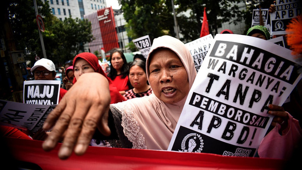 Aksi Ibu-Ibu Tolak Pemborosan APBD DKI Jakarta