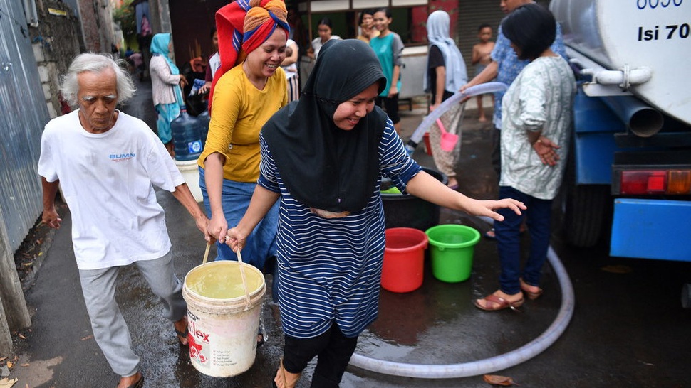 BPBD DKI Salurkan Bantuan Air Bersih ke 17 Kelurahan