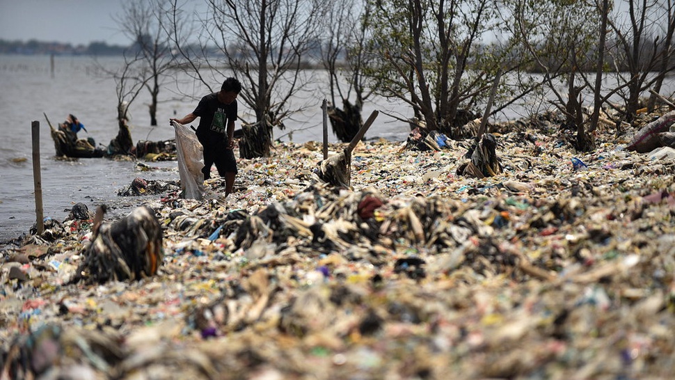 Hamparan Sampah di Pesisir Pantai Tanjung Burung