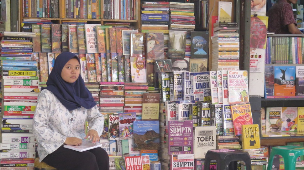 Jokowi Imbau Rajin Membaca, tapi Negara Kerap Merampas Buku