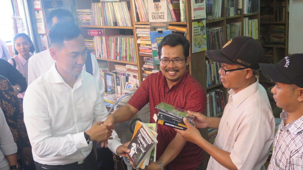 Pedagang Shopping Jogja Serahkan Ratusan Buku Bajakan ke Penerbit