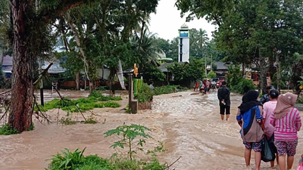 Banjir di Solok Sebabkan 1000 Rumah Terendam & 1 Jembatan Roboh