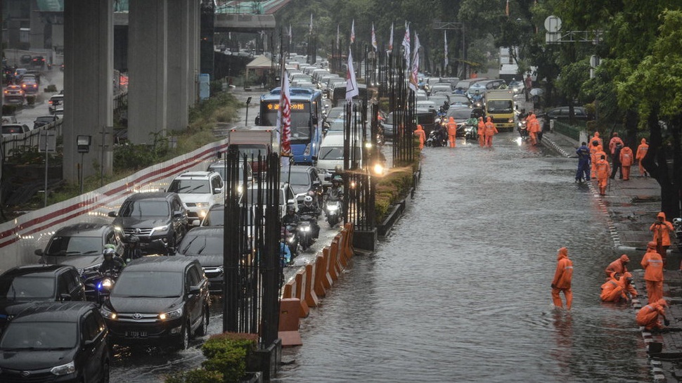 7 Hal yang Perlu Diperhatikan Pengguna Mobil Saat Menerobos Banjir