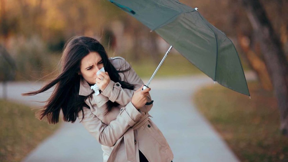Cara Mencegah dan Menghindari Radang Tenggorokan di Musim Hujan