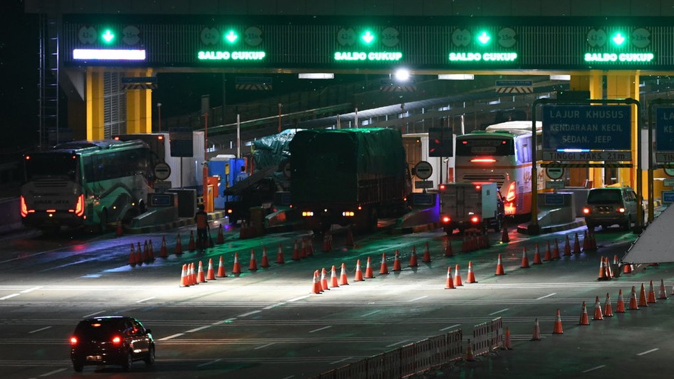 Polisi Paksa 1.181 Kendaraan Putar Balik di Tol Jakarta-Cikampek
