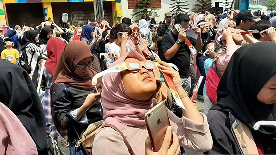Ratusan Orang Padati Planetarium TIM Jakarta Lihat Gerhana Matahari