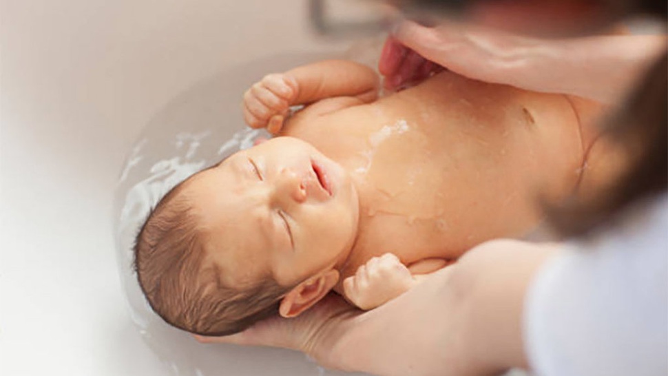 Bolehkah Bayi Mandi Saat Demam? Cara Atasi Demam pada Bayi & Anak