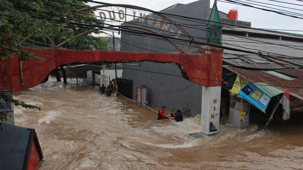 Banjir di Ciledug Indah Tangerang Surut, Petugas Bersihkan Material