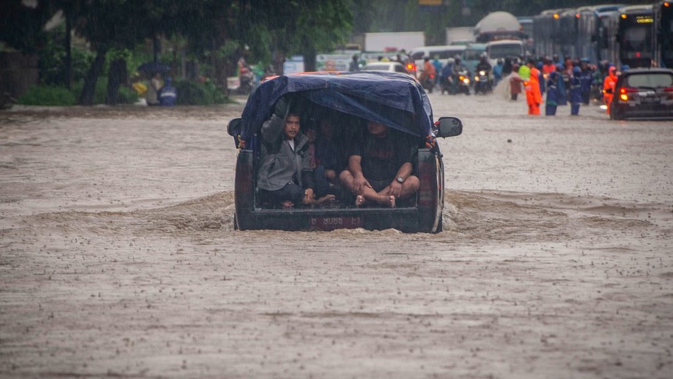 Banjir Jakarta Hari Ini: Satu Lansia Meninggal di Jakarta Timur