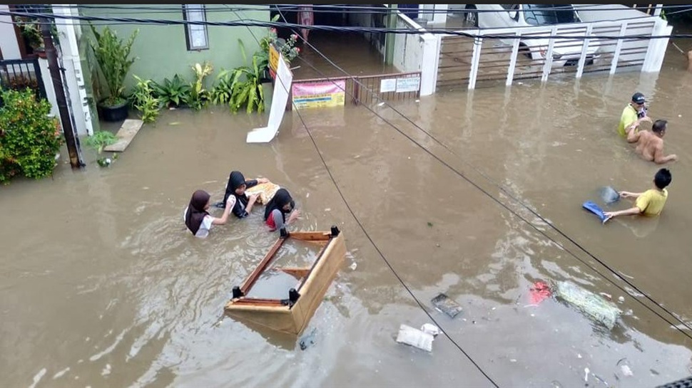 Kawasan Mampang Terkepung Banjir Setinggi Pinggang Orang Dewasa