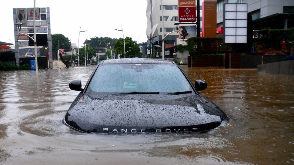 3 Hal yang Harus Dilakukan Saat Mobil Terendam Banjir