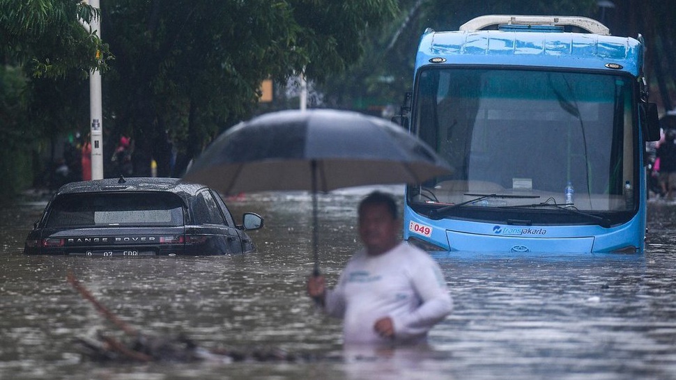 Mobil Terendam Banjir: Penanganan Mesin Mati dan Tak Bisa Distarter