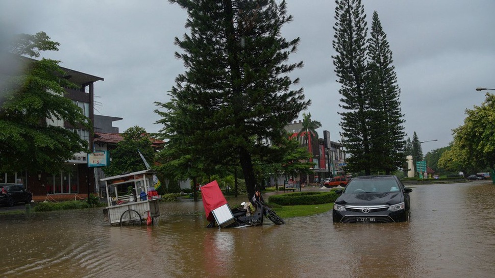 Cara Menyetir Mobil dengan Aman Saat Melintasi Wilayah Banjir