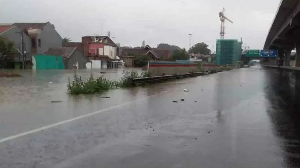 Tergenang Banjir, Sejumlah Ruas di Tol Cikampek Dialihkan & Ditutup