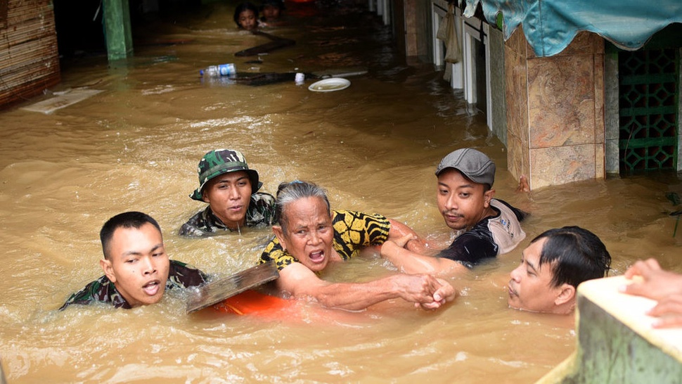 Banjir Setinggi Dua Meter Menggenagi Kampung Pulo