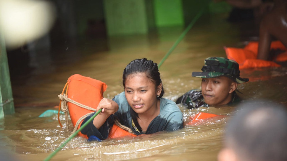 Gubernur Anies Diteriaki Warga Saat Datangi Lokasi Pengungsi Banjir